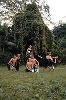 bailarines indonesios posan con sus cuerpos mientras visten un traje dorado tradicional de javanés foto