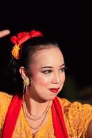 hermosa mujer asiática con maquillaje y accesorios florales en el pelo mientras usa joyas de oro foto