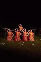 bailarines asiáticos posan con movimientos de baile mientras realizan la danza tradicional en la competencia foto