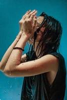 retrato de mujer indonesia tomando un baño en la ducha mientras usa un vestido negro foto