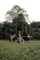 bailarines indonesios posan con sus cuerpos mientras visten un traje dorado tradicional de javanés foto
