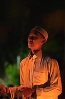 un musulmán ilumina el campamento con la antorcha de fuego en sus manos foto