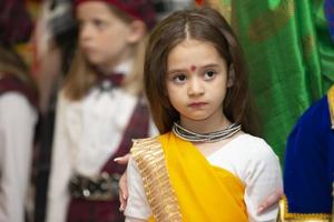 bielorrusia, ciudad de gomil, 21 de mayo de 2021. día de la amistad del pueblo. niña india vestida con traje nacional. foto