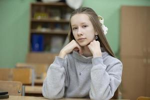 una niña es una adolescente en edad de escuela secundaria. una niña tiene trece años. foto