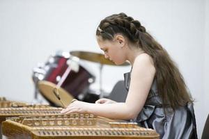 21 de mayo de 2021 bielorrusia. ciudad de gomil. vacaciones en la escuela de música. la niña toca el instrumento étnico dulcimer foto