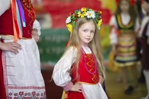 bielorrusia, la ciudad de gomil, 21 de mayo de 2021. fiesta infantil. niña ucraniana o bielorrusa con traje nacional. foto