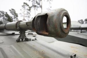 la boca de un tanque de batalla moderno. vehículo militar foto