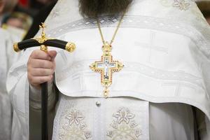 sacerdote ortodoxo con una cruz. religión y fe. foto