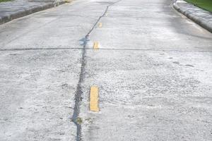 antiguo fondo de carretera con líneas amarillas que se desprenden del envejecimiento. foto
