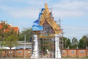 la construcción de la entrada al templo aún no está terminada. foto