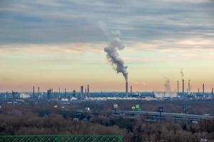 bratislava, eslovaquia - 01.07.2023 vista de la refinería de petróleo. contaminación por humo, gases de escape. cambio climático, ecología foto