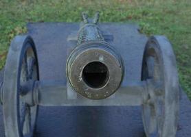 agujero de cañón de bronce antiguo en el cañón de la pistola foto