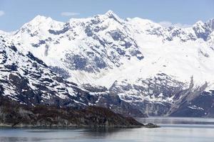 montañas nevadas del parque nacional de la bahía de los glaciares en primavera foto