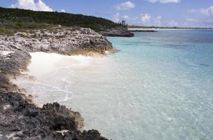 Half Moon Cay Island pequeña playa y costa rocosa foto