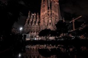 vista nocturna de la catedral de la sagrada familia. impresionante catedral foto