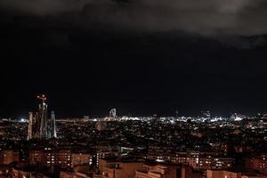 vista nocturna de la catedral de la sagrada familia. impresionante catedral foto