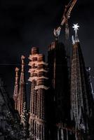 vista nocturna de la catedral de la sagrada familia. impresionante catedral foto