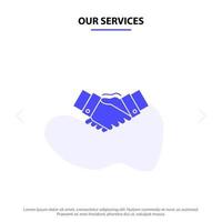 nuestros servicios acuerdo de apretón de manos manos de negocios socios asociación icono de glifo sólido plantilla de tarjeta web vector