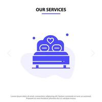 nuestros servicios cama amor corazón boda icono de glifo sólido plantilla de tarjeta web vector