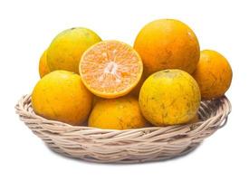 naranjas de mandarina de shogun maduras o maduras frescas en una cesta de mimbre de bambú aisladas en fondo blanco con camino de recorte, concepto de alimentación saludable foto
