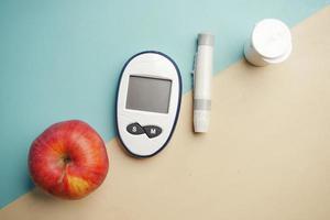 Herramientas de medición para diabéticos, manzana en la mesa foto