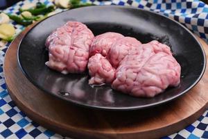 cerebro de cordero en una tabla de cortar foto