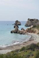 preciosas vistas al mar mediterráneo. lugar de nacimiento de afrodita, chipre, petra tou romiou. foto