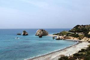 preciosas vistas al mar mediterráneo. lugar de nacimiento de afrodita, chipre, petra tou romiou. foto