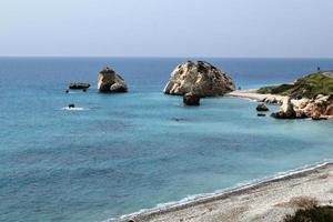 preciosas vistas al mar mediterráneo. lugar de nacimiento de afrodita, chipre, petra tou romiou. foto