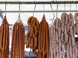 salchichas secas en un mercado foto