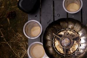 café y estufa de camping oxidada foto