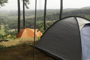 acampar en las montañas. tiendas de campaña en el camping foto