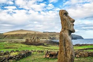 moais en ahu tongariki en isla de pascua foto