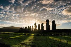 tiro de silueta de estatuas moai en isla de pascua foto