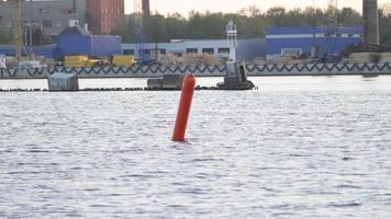 grúa portuaria, terminal de contenedores e instalación de almacenamiento en el fondo video