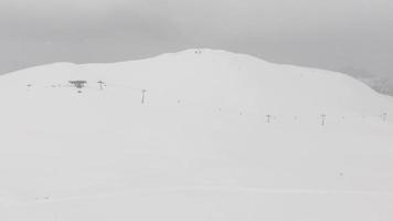 fortes chutes de neige dans la station de ski de montagne du caucase goderdzi. haute adjarie. skieurs et remontées mécaniques par temps d'hiver orageux video
