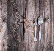 viejo aluminio falso y tenedor sobre una mesa de madera gris, vista superior foto