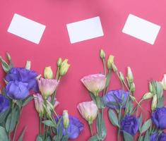 flores frescas eustoma lisianthus y tarjeta de papel vacía foto