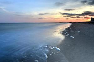 la costa de brooklyn con la playa de coney island. foto