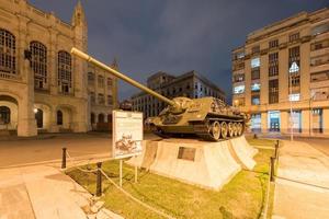 la habana, cuba - 8 de enero de 2017 - tanque soviético frente al museo de la revolución en la habana. el palacio fue la sede del gobierno cubano durante 40 años. foto