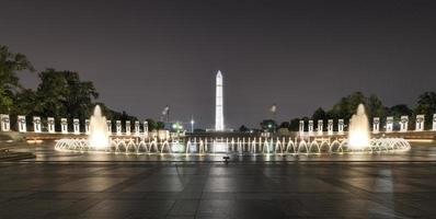 memorial de la segunda guerra mundial en la noche, washington dc, estados unidos, 2022 foto