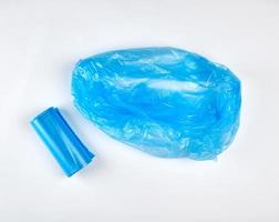 bolsa de plástico azul para la basura en un fondo blanco foto