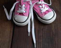 zapatillas pequeñas de tejido rosa foto