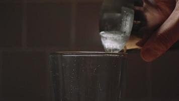 verser de la glace dans un verre à mélange video