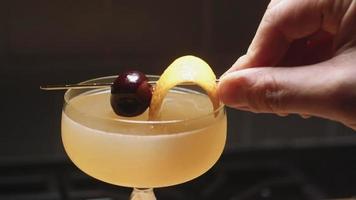 Einen Cocktail mit einer Limette garnieren video