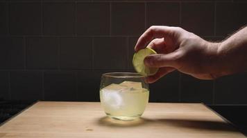 Cocktail mit einer Limette garnieren video