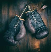 par de guantes de boxeo marrones muy viejos foto