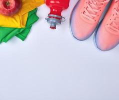 zapatillas deportivas rosas y ropa verde foto