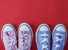 dos pares de zapatillas textiles gastadas con cordones blancos foto