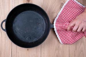 empty black round frying pan photo